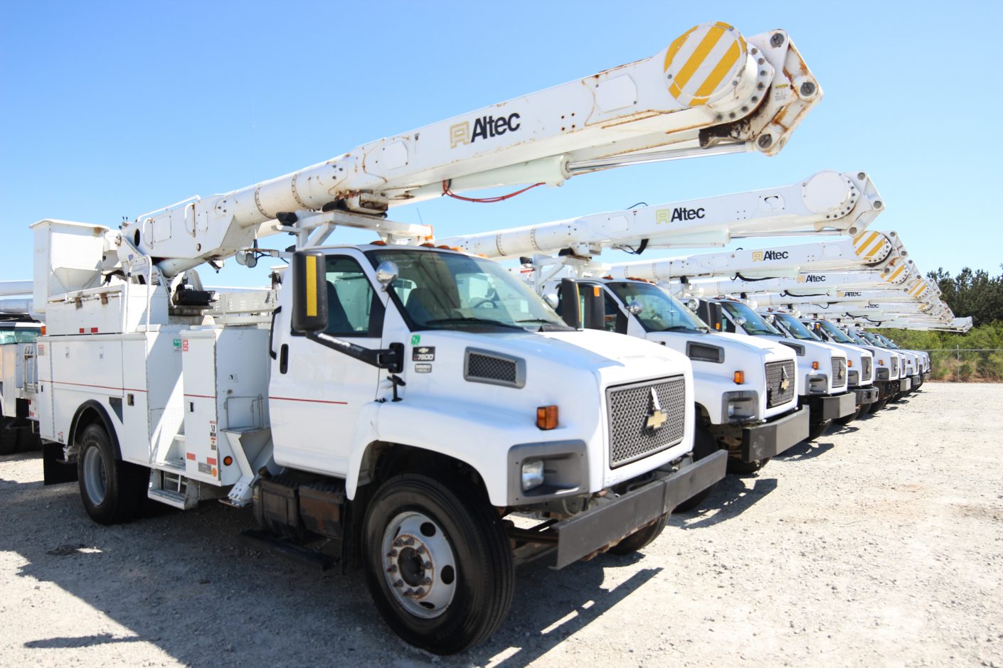 Canadian Bucket Trucks Bucket Truck, Utility Trailer and Accessory Sales